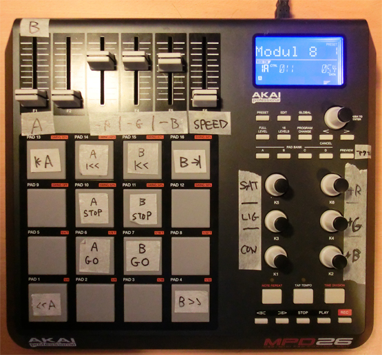 Modul8は様々なMidi機器を認識可能だ。私が使っているのはAKAI製MPD26。フェーダーとノブを色調整などのパラメーターに、パッドを再生ボタンなどに割り当てる。Midiコントローラーもピンキリだが、このソフトで使うにはフェーダー、ノブを操作した時に、その数値が0-127（Midi信号では0%=0、100%＝127である）のどこまで上下したか、その数値が表示されるものが有効だ。本番オペを考えると、ノブの操作時にクリック音が出ないものを選びたい。