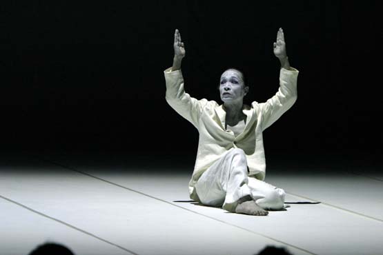 笠井叡『花粉革命』 2003 京都芸術劇場 春秋座 photo by Toshihiro Shimizu