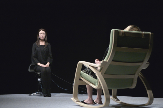 平田オリザ+石黒浩研究室 アンドロイド演劇『さようなら』 2011 photo:Tsukasa Aoki