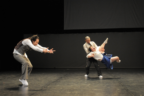 KIKIKIKIKIKI『生まれてはみたものの』伊丹市アイホール新作共同制作作品 2010 アイホール photo:Ayako Abe