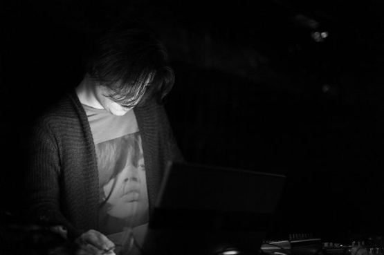 渋谷慶一郎 “Patchware on demand ～Mika Vainio,Keiichiro Shibuya,NHK,Rashad Becker Japan tour 2010 in Kyoto 撮影：久田元太” 2010/3/19 CLUB METRO