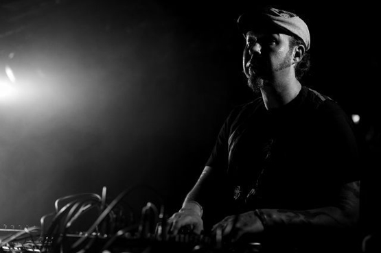 Mika Vainio “Patchware on demand ～Mika Vainio,Keiichiro Shibuya,NHK,Rashad Becker Japan tour 2010 in Kyoto” 2010/3/19 CLUB METRO 撮影：久田元太
