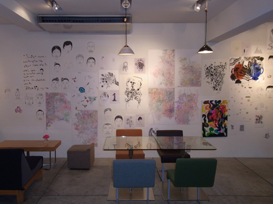 芦田尚美・有瀬龍介 2人展 AMETSUCHI × ARUSE “しろ・くろ・いろ” 展示風景 2011 prinz（京都）