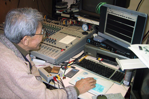 大野松雄氏のスタジオにて「put off and other」制作中。(2001年4月)