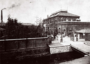 疎水が流れていた1916年(大正5年)当時の正門と本館