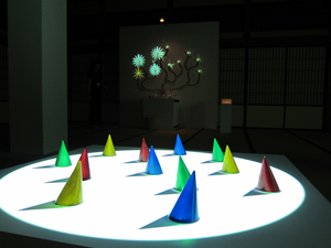 文化庁メディア芸術祭京都展 展示風景(手前:近森基++久納鏡子
《KAGE-table》2008)