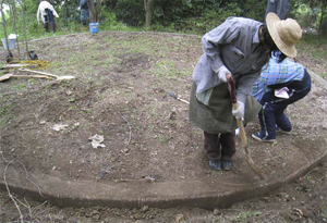 薮を切り開いて整地する。2009.4.23