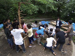 版築で壁をつくる。2009.7.23
