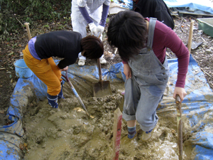 土と藁を練る2009.10.29