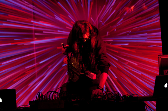 MOVING Live Merzbow×山口崇司 演奏風景 2012年4月22日 METRO photo by INOUE Yoshikazu