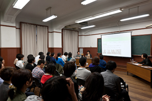 MOVING Talk 第2部 会場風景 ゲスト:澤隆志、長谷川仁美 2012年5月13日(日) 京都芸術センター ミーティングルーム2 photo by OMOTE Nobutada
