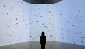 林勇気「あること being/something」 2011 HD video 兵庫県立美術館での展示風景 Photo by OMOTE Nobutada