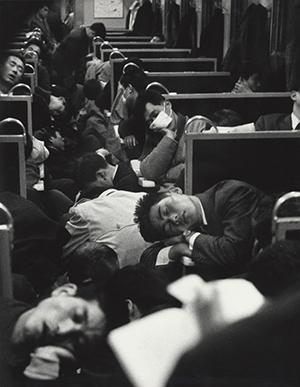 “People sleeping in a night train” (1964)
© Nicolas Bouvier,Musée de l’Elysée, Lausanne