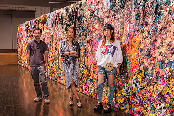 ヒョンギョンの作品の前で(左から花岡伸宏、ヒョンギョン、ルー・ヤン)