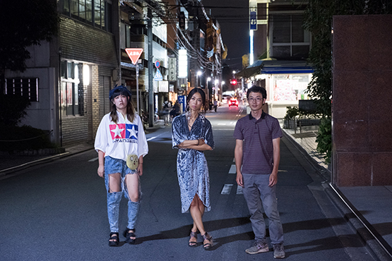 夜の京都にて(左からルー・ヤン、ヒョンギョン、花岡伸宏)