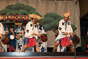 「祇園囃子」の中で演じられる雀踊り。風流ものを得意とする千本六斎だけの演目。左が吹田。