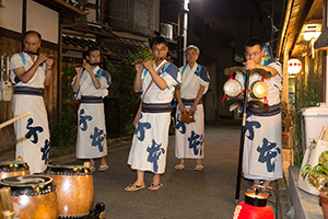 太鼓と鉦が六斎念仏の基本だが、江戸時代に笛が加わり芸能系六斎が誕生した。