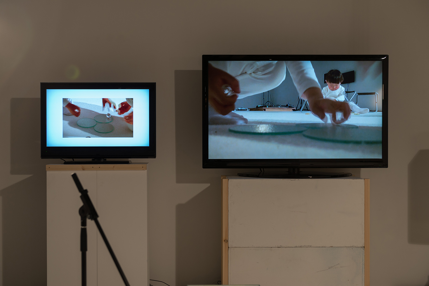 正面のモニターで再生されている映像(写真はARTZONEでの展示時)