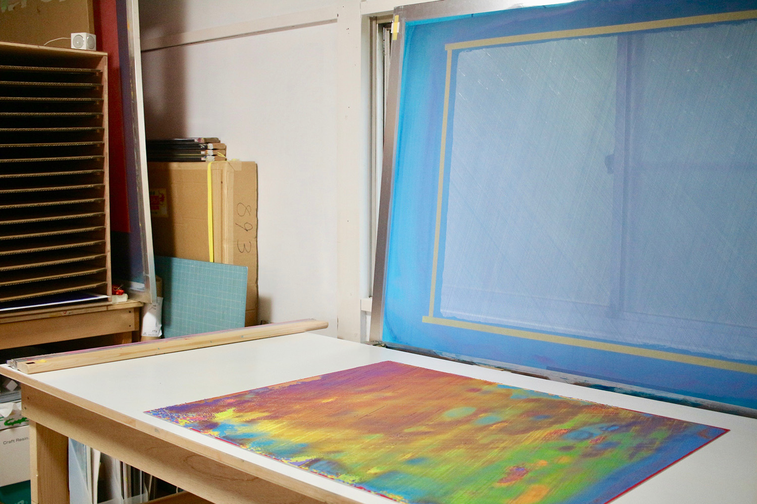 『Hundred Layers of Colors』シリーズの作品と、シルクスクリーン版 写真