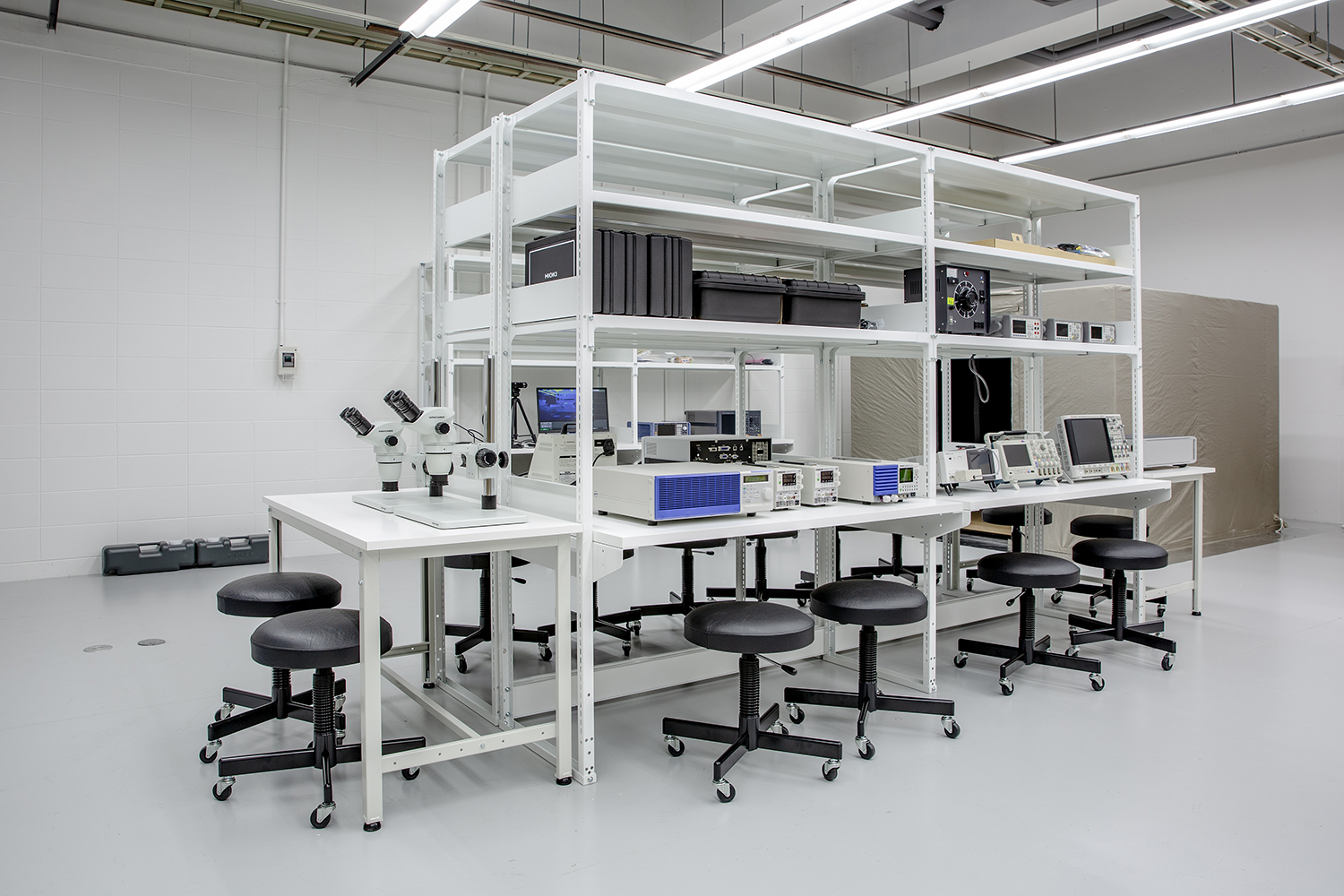 「ULTRA FACTORY」の試験機器ルーム。様々な環境試験機が揃い、調査→試作→検証→公開までの一連のサイクルをスピーディーに行うことが可能に。