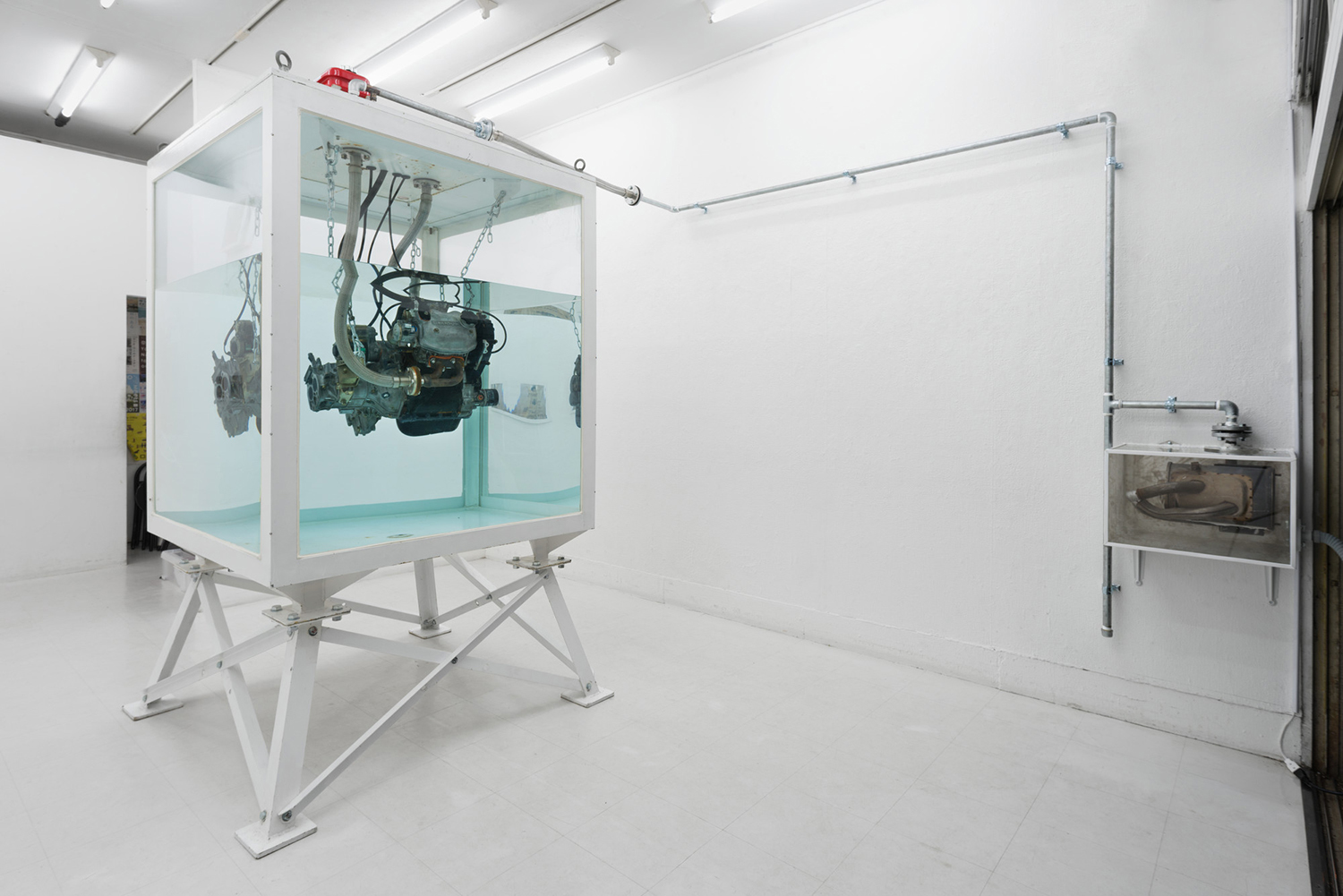 再制作された『水中エンジン』は、アートスペース虹、小山市立車屋美術館にて展示された。
