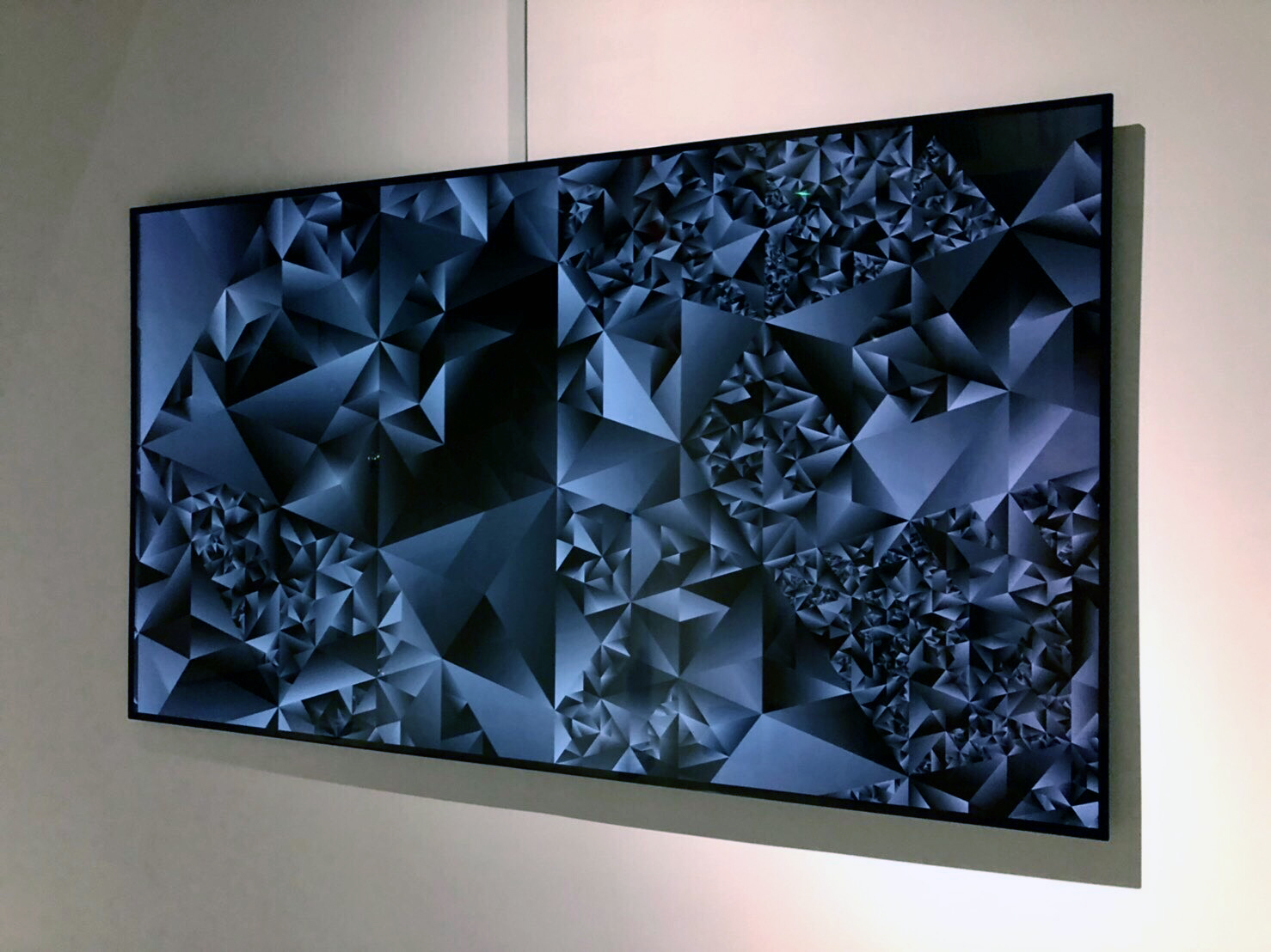 4Kモニターに、リアルタイムで準結晶をモチーフとしたパターンが描画される作品。