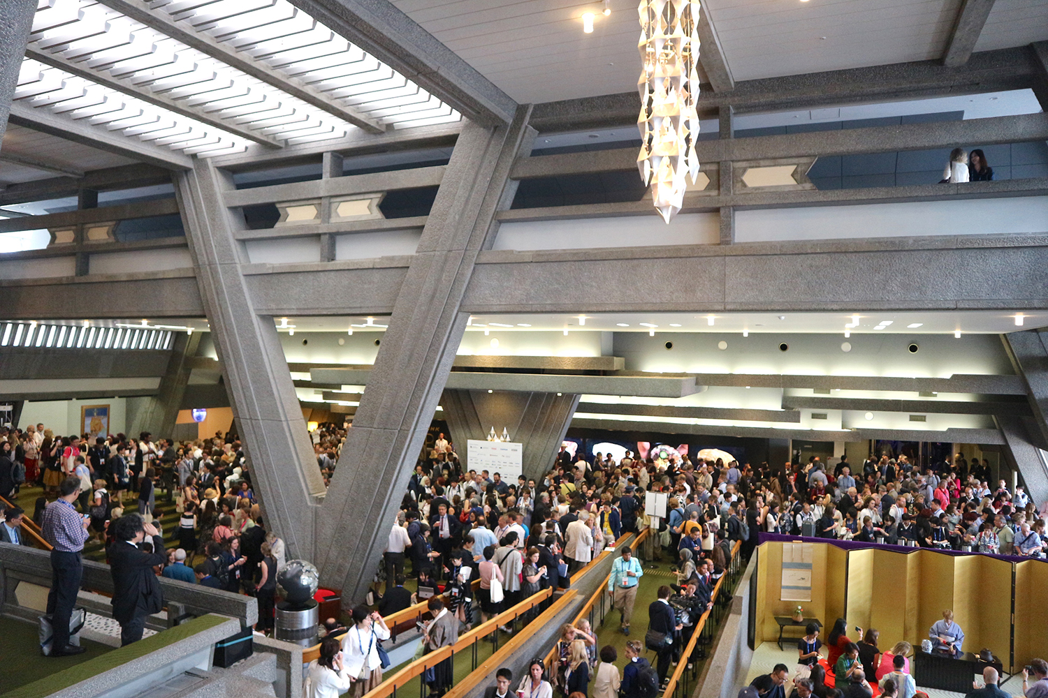 大会2日目、開会式直後のロビーは大にぎわい。前売券・当日券どちらもソールドアウト。
