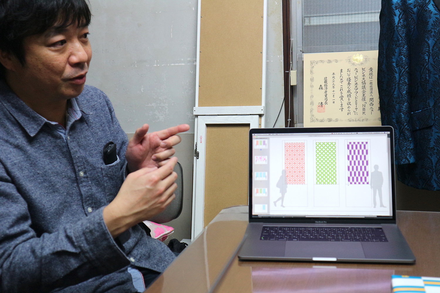 フクオカ機業で、『水を織る』第二弾のコンセプトを解説する鈴木太朗さん。