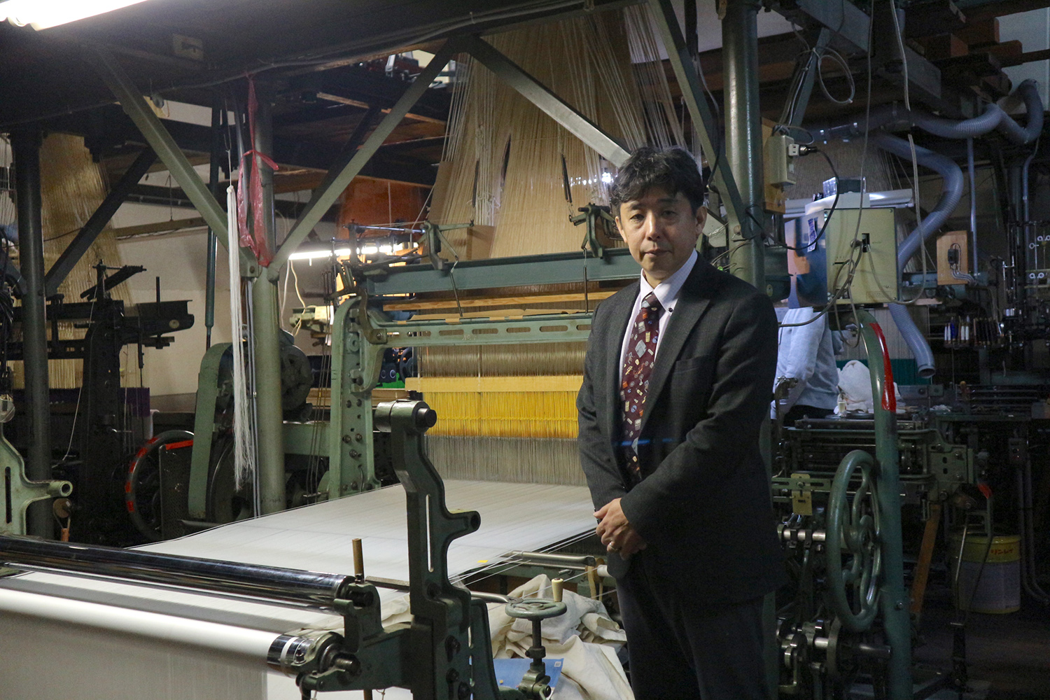 織機と技術力について解説する、フクオカ機業代表取締役の福岡裕典さん。