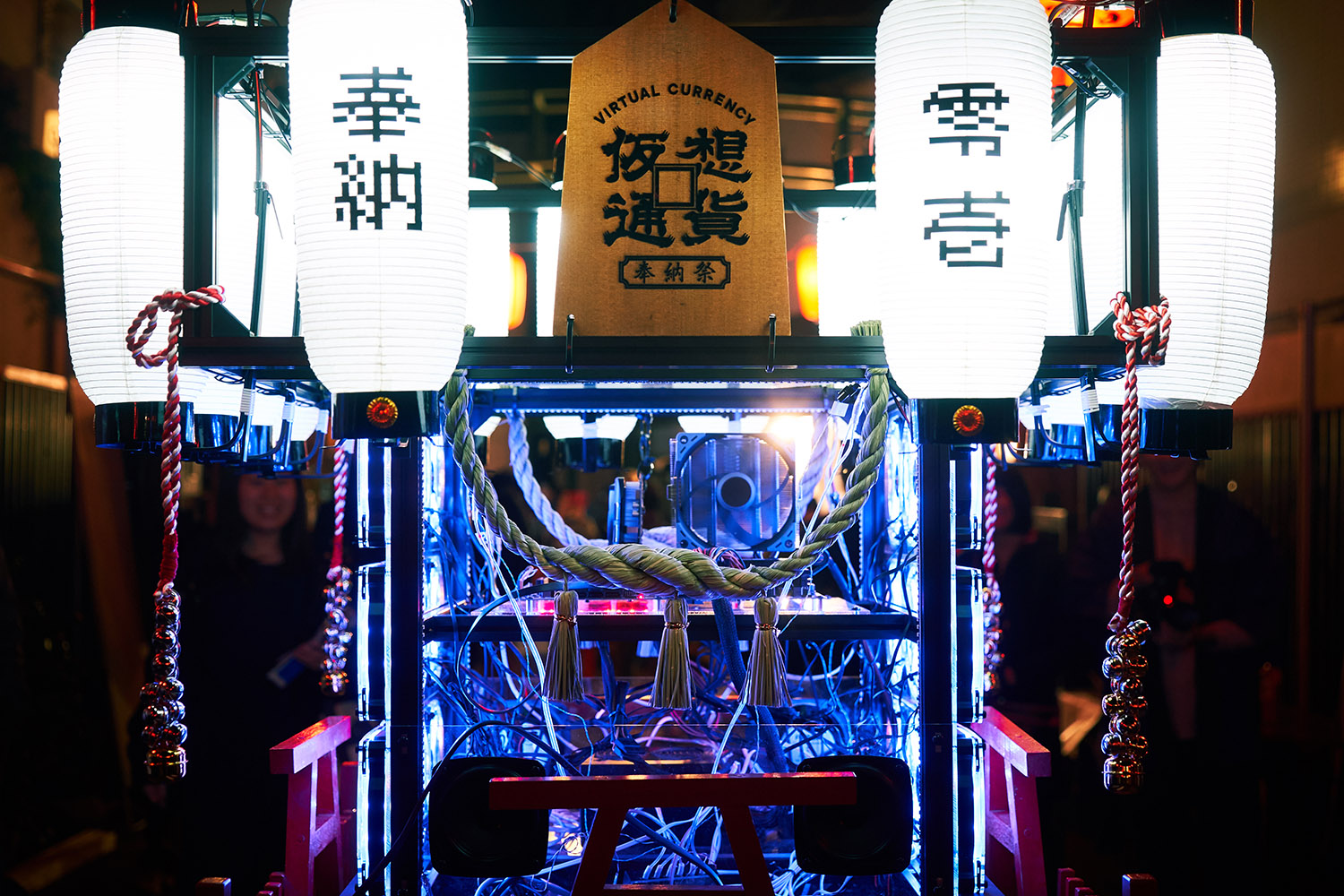 市原えつこ+渡井大己《サーバー神輿》(「仮想通貨奉納祭」より。2019年/撮影:黒羽政士)