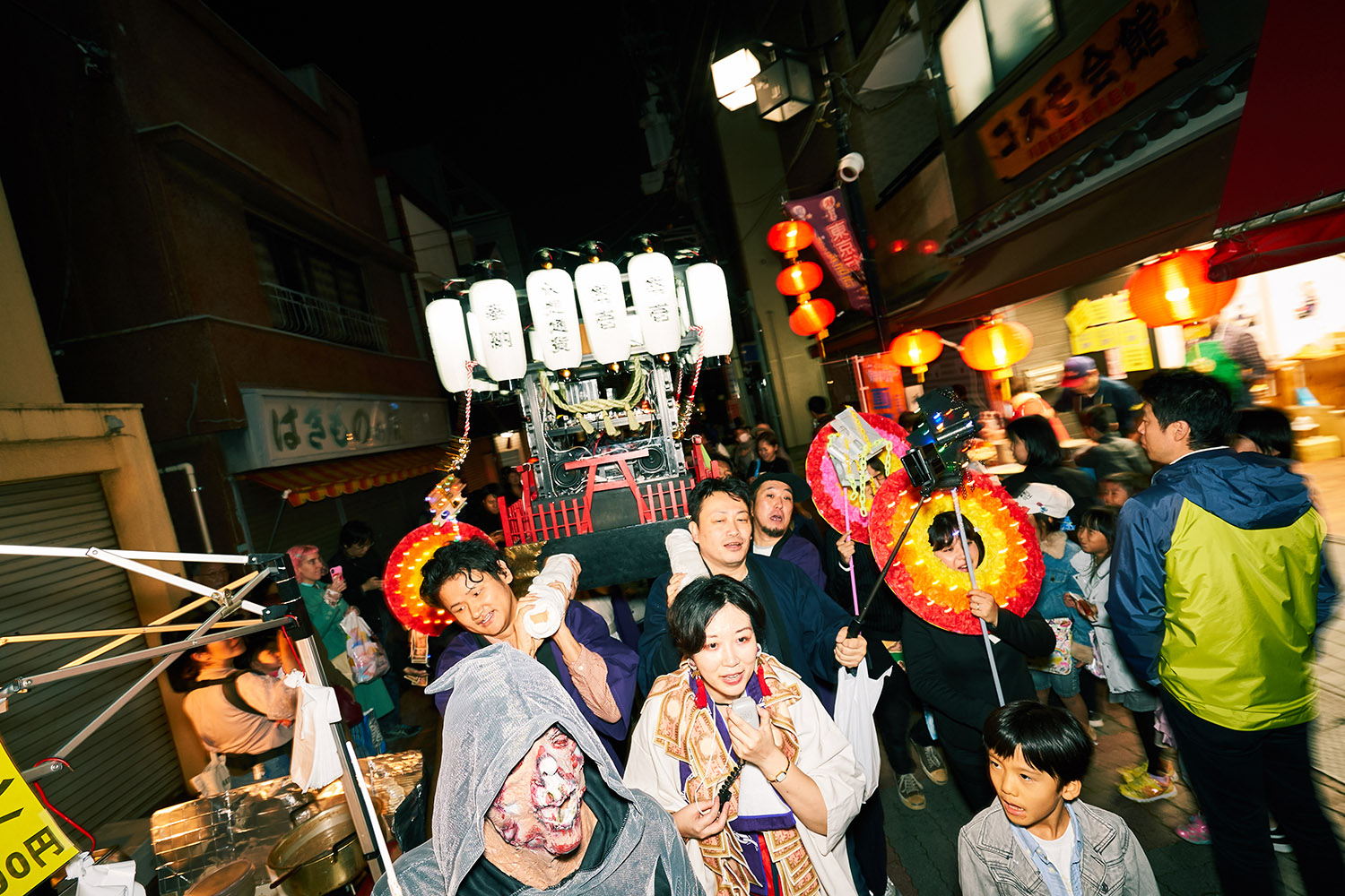 「サーバー神輿」が商店街を行き来し、「セイヤ!」という神輿の掛け声は、キャッシュレス時代にちなんで「ペイヤ!」に。(「仮想通貨奉納祭」より。2019年/撮影:黒羽政士)