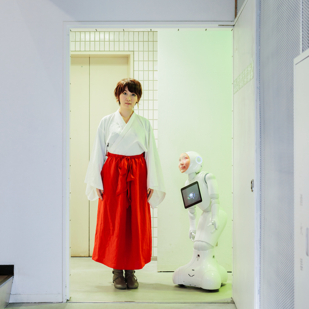 市原えつこさんと、「デジタルシャーマン・プロジェクト」の人型ロボット