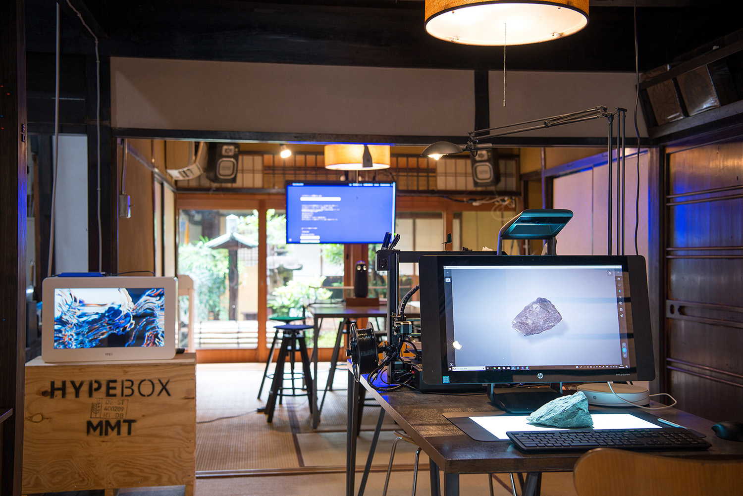 写真左:HYPE BOX(透過ディスプレイ) 写真右:Sprout Pro by HP G2(3Dスキャナー一体型PC)
