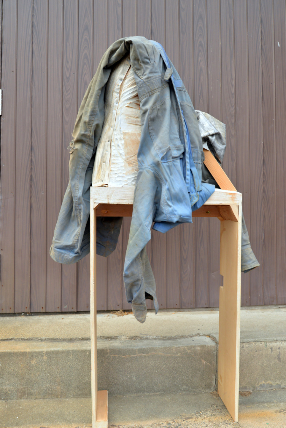 自刻像(木、キャンバス、アクリル絵具、油絵具、鉛筆、衣服)写真