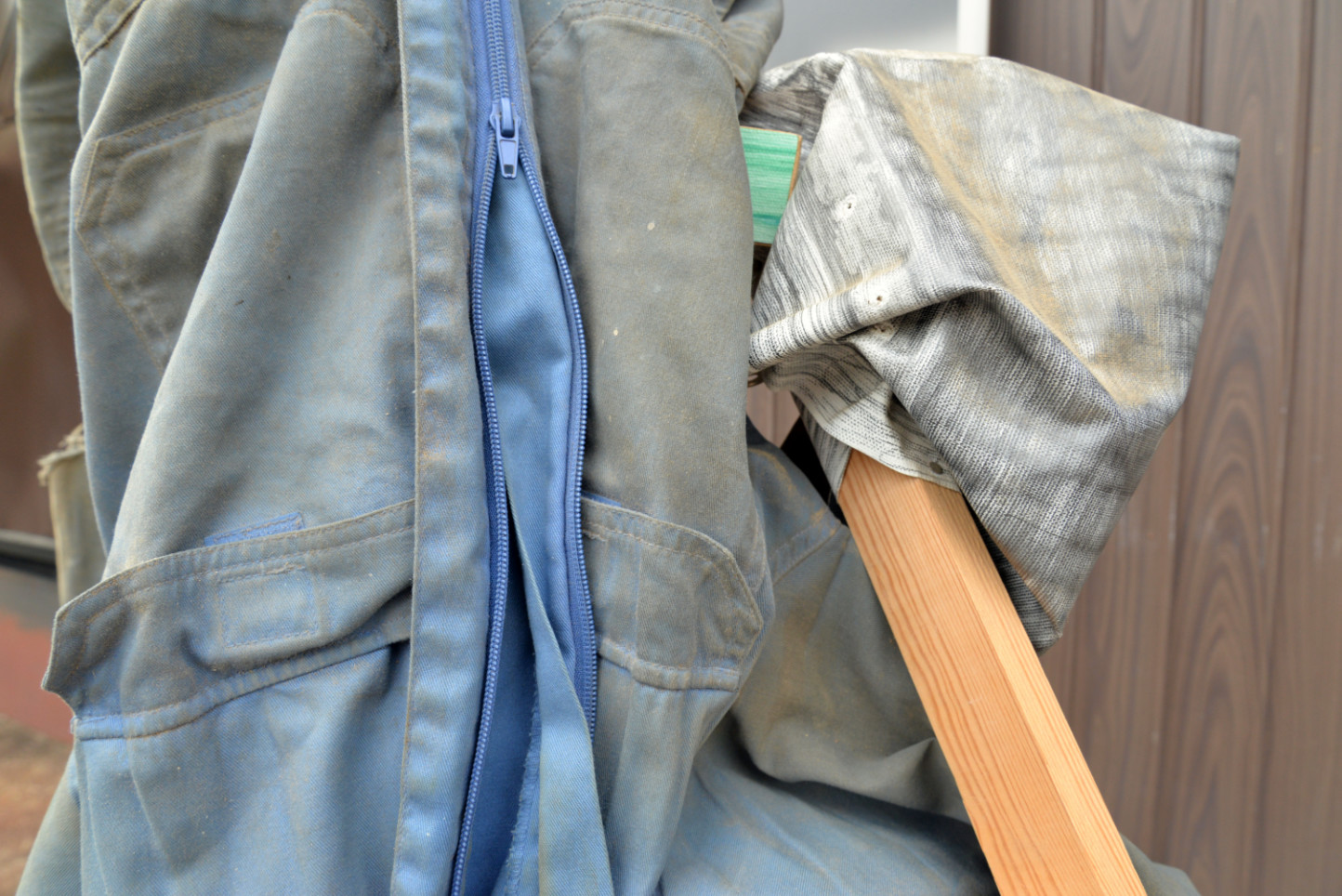 自刻像(木、キャンバス、アクリル絵具、油絵具、鉛筆、衣服)写真