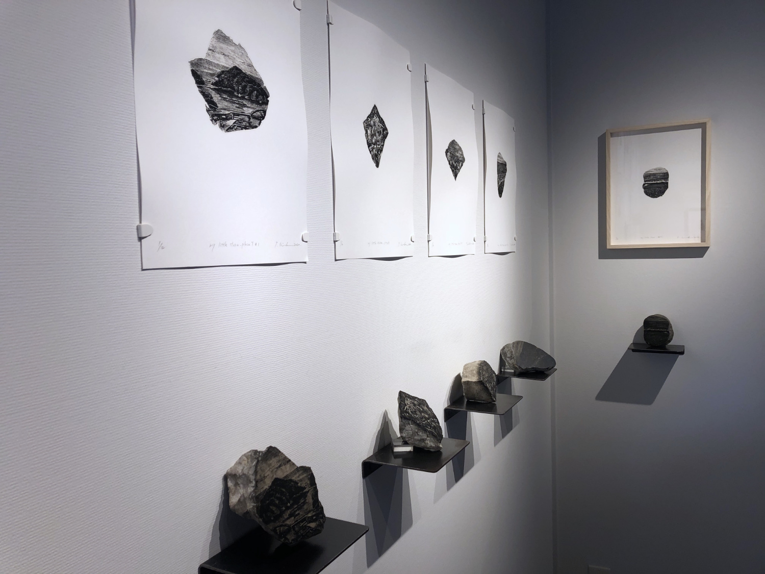 「Hand specimen 小さな石と大きな景色と水平線」