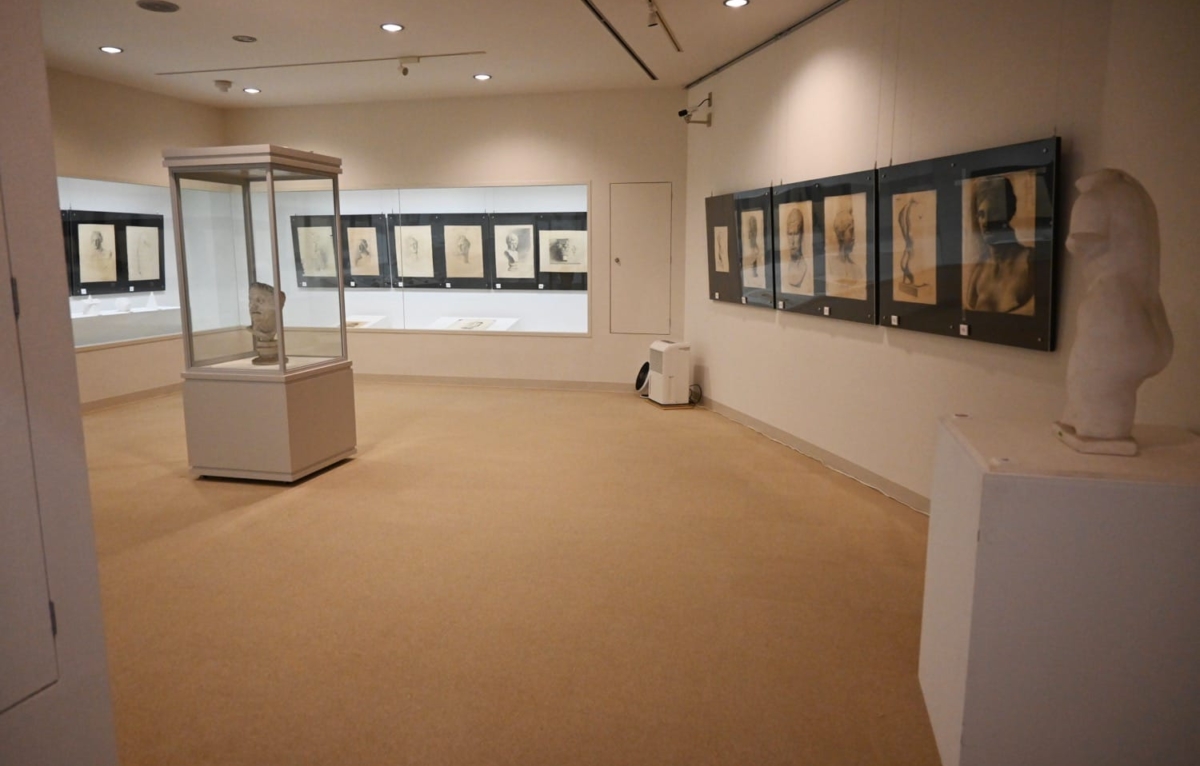 座せる裸婦全身像　クリーンアップ済　美品！　石膏 デッサン　高さ42cm Amazon.co.jp: 石膏像 N－019 座せる裸婦全身像 H．43cm